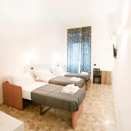 Hall In Center 4* Neapol