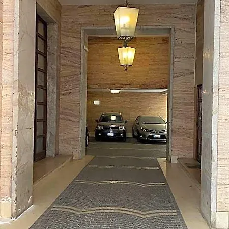 Hall In Center 4*