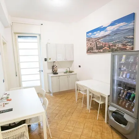 Alojamento de Acomodação e Pequeno-almoço Hall In Center 3*